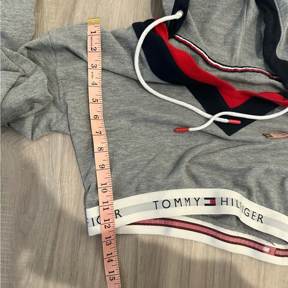 Tommy Hilfiger gray cropped hoodie size medium - Picture 8 of 10